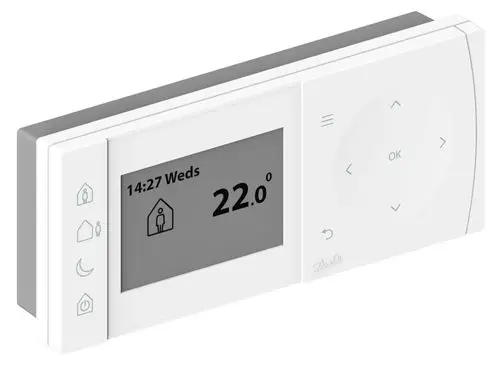 Raumthermostat von Danfoss mit Digitalanzeige, Temperaturanzeige von 22 °C, Wochentagsanzeige, und Bedienelementen auf der Vorderseite.